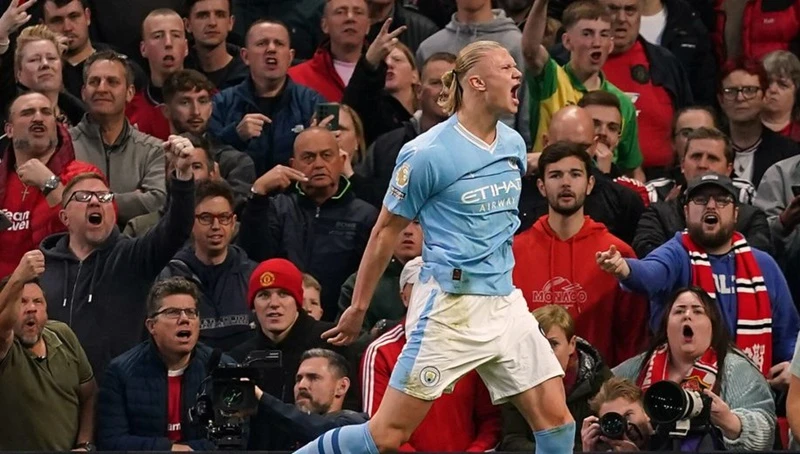 Hình ảnh Erling Haaland tương tác với người hâm mộ trong một sự kiện