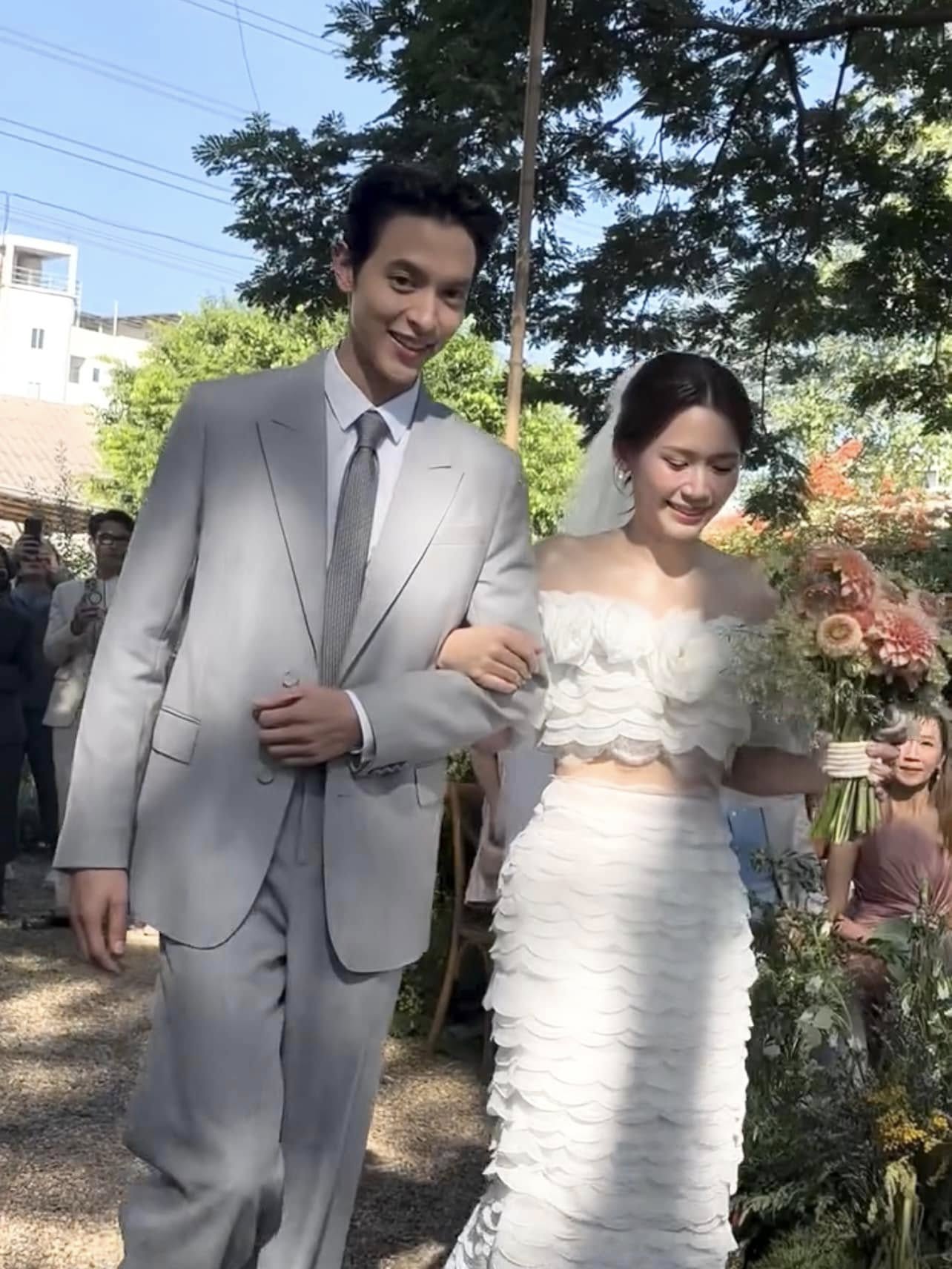 Hình ảnh James bên gia đình và bạn bè