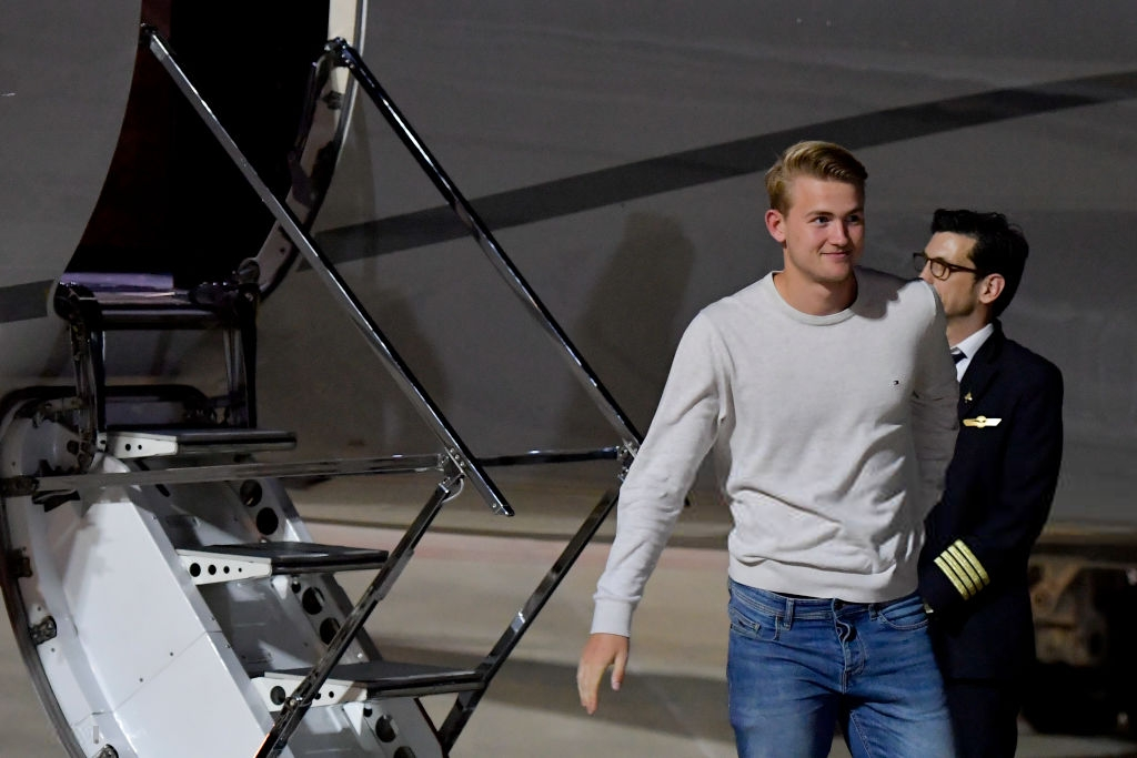 Hình ảnh Matthijs de Ligt trong lễ ký hợp đồng với Juventus