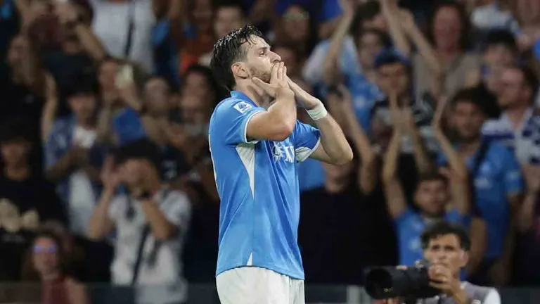 Khvicha Kvaratskhelia ăn mừng bàn thắng đầy cảm xúc trong màu áo Napoli tại Serie A